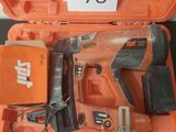 un gros plan sur une boîte à outils orange contenant un marteau et un marteau