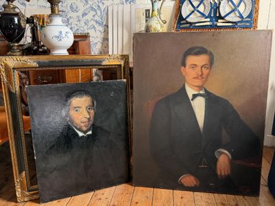 un tableau représentant un homme en smoking et un portrait d'un homme en smoking
