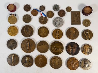 Lot de plus de 30 médailles diverses la plupart en bronze. - Photo 1