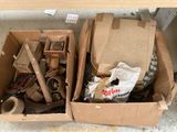 deux cartons d'objets hétéroclites posés sur le sol