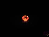 une image représentant une boule de feu dans l'obscurité, avec la lune en arrière-plan