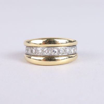 gros plan d'une bague en or et diamants sur fond blanc