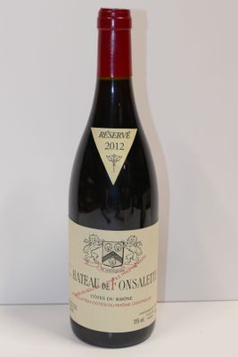 une bouteille de vin posée sur une table