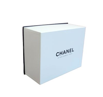 CHANEL 31 rue Cambon, Paris Boite en carton noir et blanc ou…