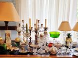 une table sur laquelle sont disposés de nombreux objets en argent et en verre