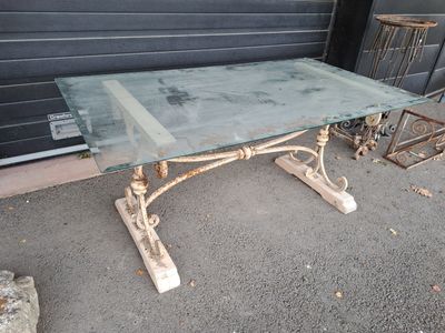 une image d'une table avec un plateau en verre et des pieds en métal