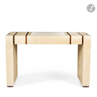 gros plan d'une table avec un plateau en verre sur fond blanc