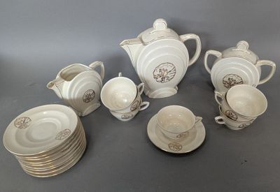 de nombreux types différents de tasses à café et de soucoupes sur la table