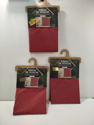 trois sacs en tissu rouge accrochés au mur d'une pièce