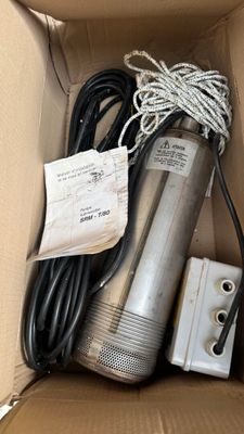 une boîte contenant tout un tas de matériel électrique