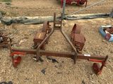 une photo d'une charrue tractée enfoncée dans la terre