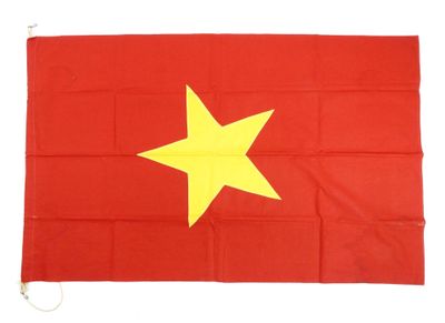 un drapeau rouge et jaune orné d'une étoile