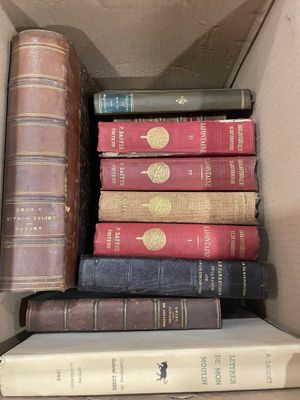 une boîte remplie de livres empilés les uns sur les autres