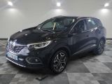 un SUV Renault Kad noir garé sur un sol à damier