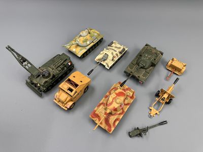 tout un tas de petits véhicules différents posés sur la table