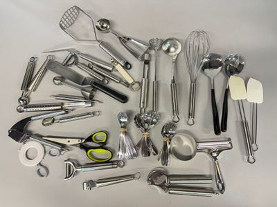 de nombreux ustensiles de cuisine de toutes sortes disposés en cercle
