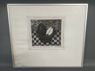une photo d'une photo en noir et blanc représentant un chat dans un bol