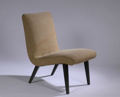 une chaise rembourrée avec des pieds en bois et une assise rembourrée de couleur beige clair