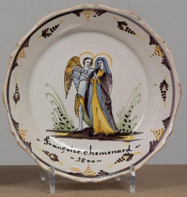 NEVERS. Assiette en faïence à décor patronymique polychrome …