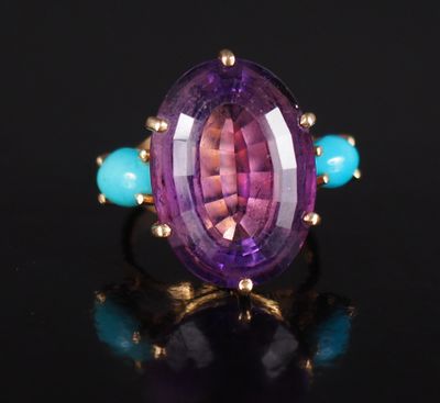 une bague en améthorate et jade turquoise rehaussée de touches dorées