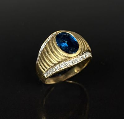 Bague de type demi-jonc en or jaune 750/1000 (18K) ornée en …