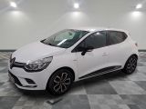la voiture blanche est garée sur un carrelage à carreaux