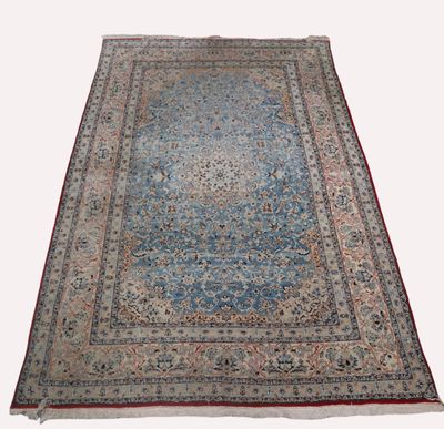 un tapis persan ancien avec une bordure bleue et rouge
