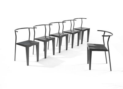 six chaises alignées