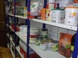 de nombreuses boîtes de conserve sur les rayons du magasin