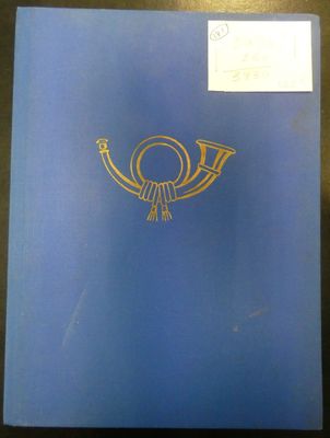 un gros plan sur un livre bleu orné d'un oiseau doré