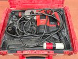 une caisse à outils rouge avec des outils sur une table