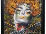 un tableau représentant une femme aux cheveux orange, avec des fleurs sur la tête