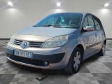 la photo d'une voiture argentée garée dans un garage