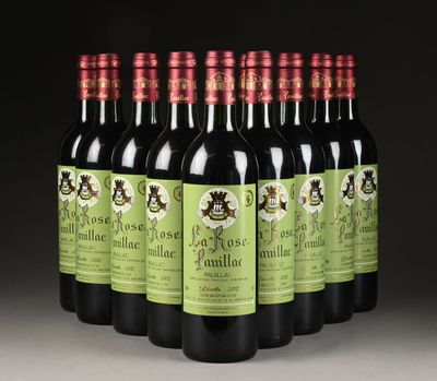 six bouteilles de vin rouge sont alignées
