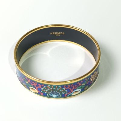bracelet orné d'un motif bleu et violet à l'intérieur