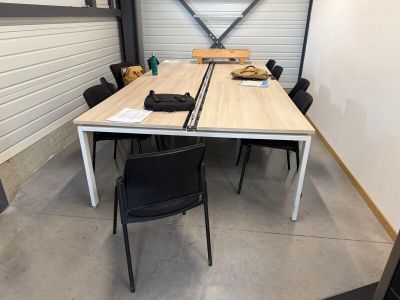 une table et des chaises dans une pièce dotée d'une porte de garage