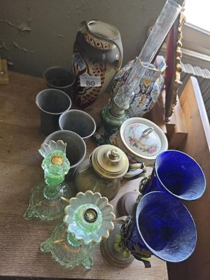 de nombreux vases et bols sur la table de cette pièce