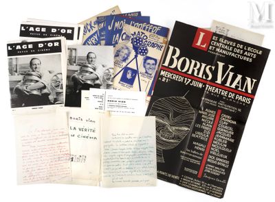 beaucoup de livres et de brochures sur la table
