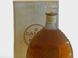 une image représentant une bouteille de brandy posée à côté d'une boîte