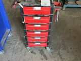 une photo d'un chariot à outils rouge dans un garage