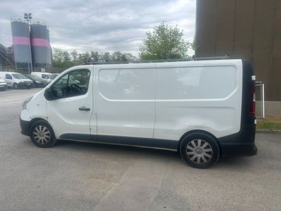 la photo d'une camionnette blanche garée sur un parking