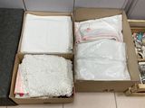 deux cartons remplis d'objets qui traînent par terre