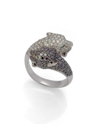 une image représentant une bague en diamant et en or blanc sur fond blanc