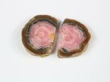 deux morceaux d'agate rose et noire sur un fond blanc