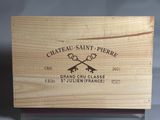 une boîte en bois sur laquelle est collée une étiquette portant l'inscription « Château Saint-Pierre »