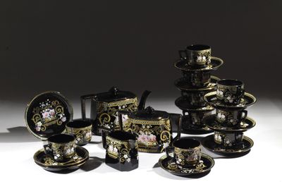 beaucoup de tasses à thé et de soucoupes noires et dorées