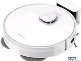 un robot blanc assis par terre