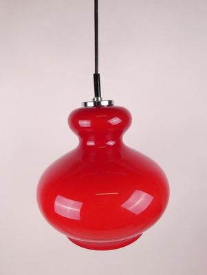 une image représentant une lampe rouge suspendue au plafond