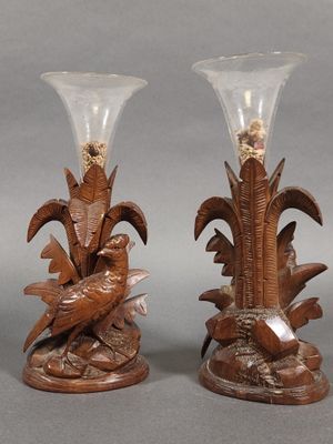 deux vases ornés d'oiseaux, posés sur une table