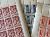 Plusieurs types différents de timbres sont posés sur une table